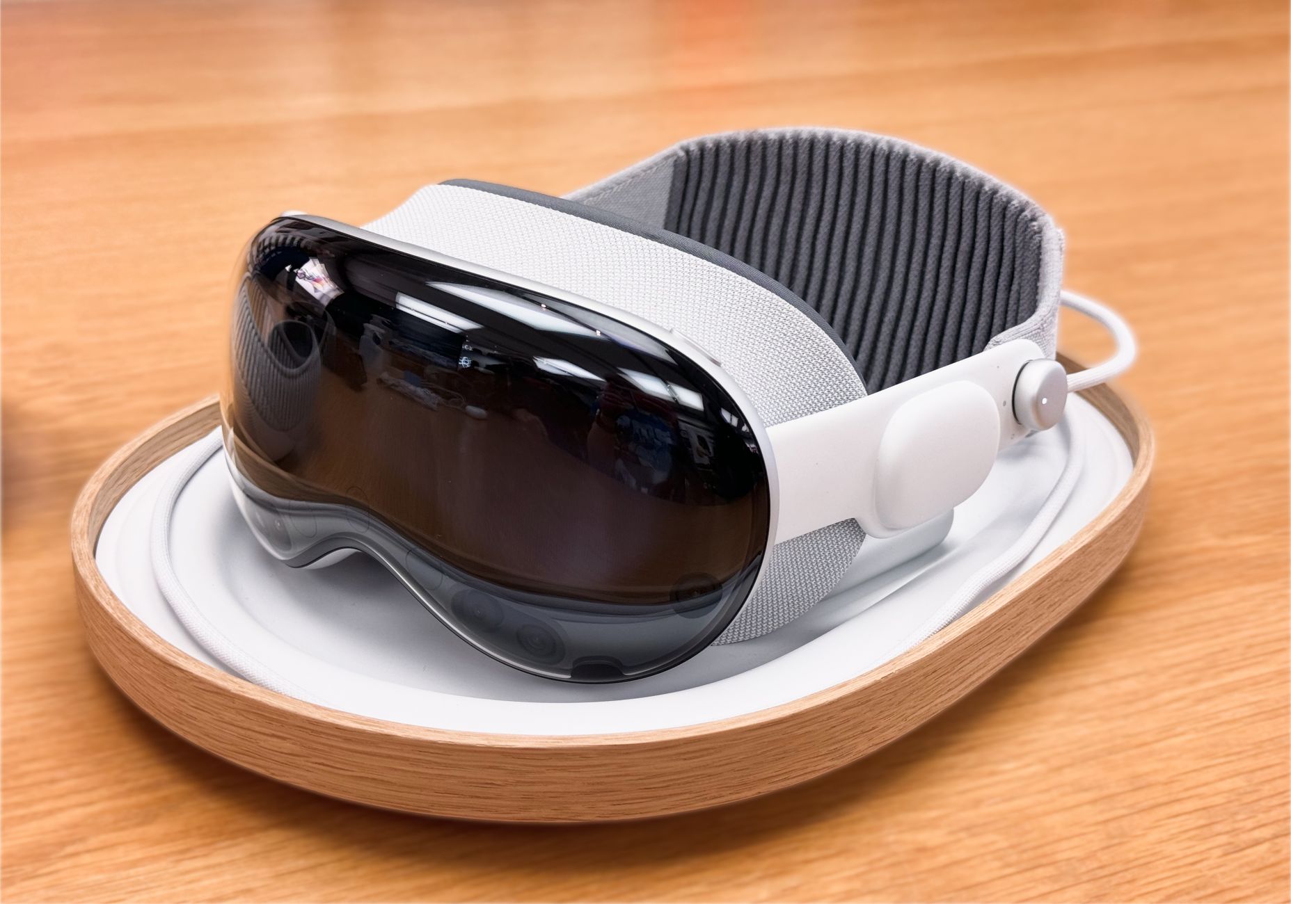 ROG XREAL R1 vs Apple Vision Pro wearable display compared