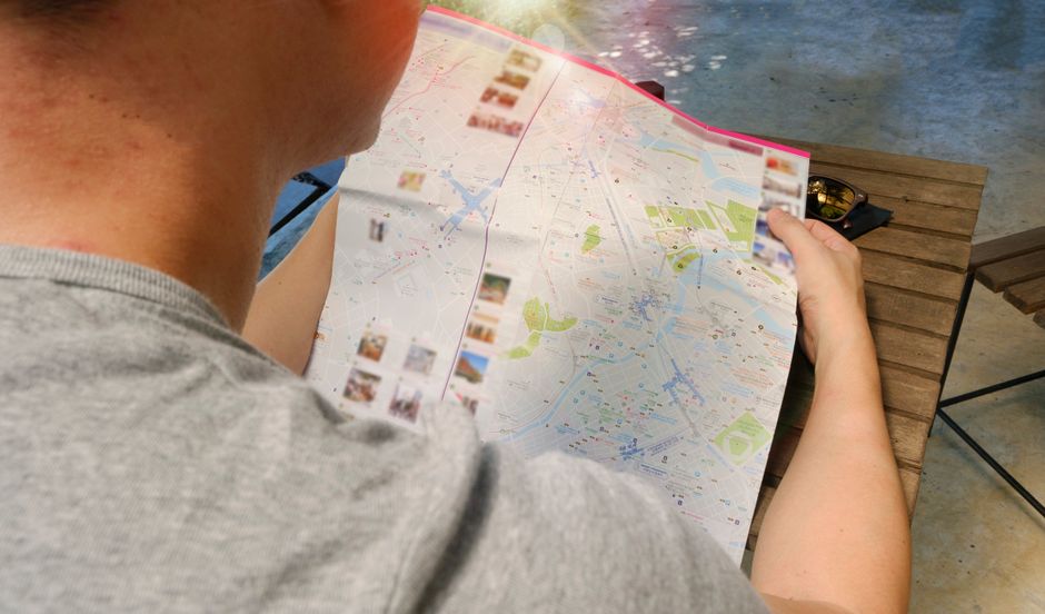 Augmented reality navigation overlay displayed on a screen