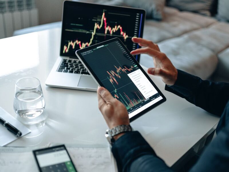 Asian Tech Stocks Slide as AI Rally Loses Momentum