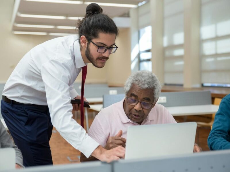 Eastvale Teens Teach Seniors AI in Community Workshops