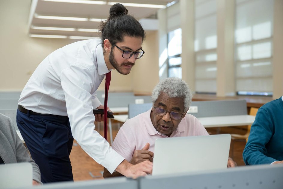 Eastvale Teens Teach Seniors AI in Community Workshops