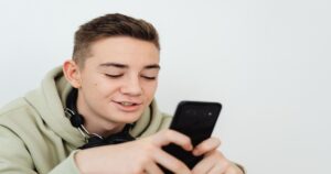 social-media-phone-teenager-youth-techno