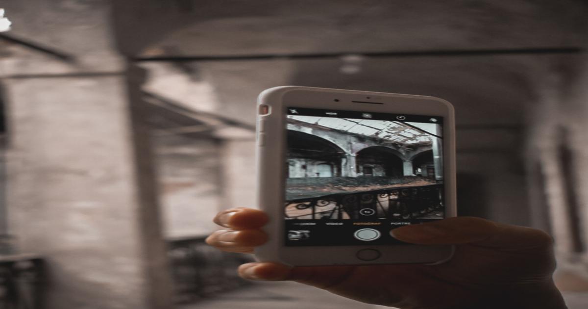 social-media-smartphone-nostalgia-throwb