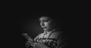 social-media-smartphone-teenager-youth-m